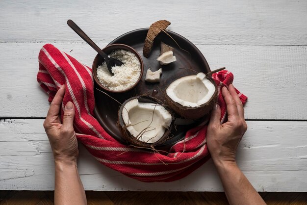 Manos cocinando con ingredientes
